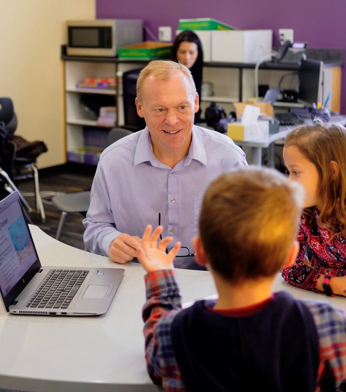 Jonathan Brendefur working with students